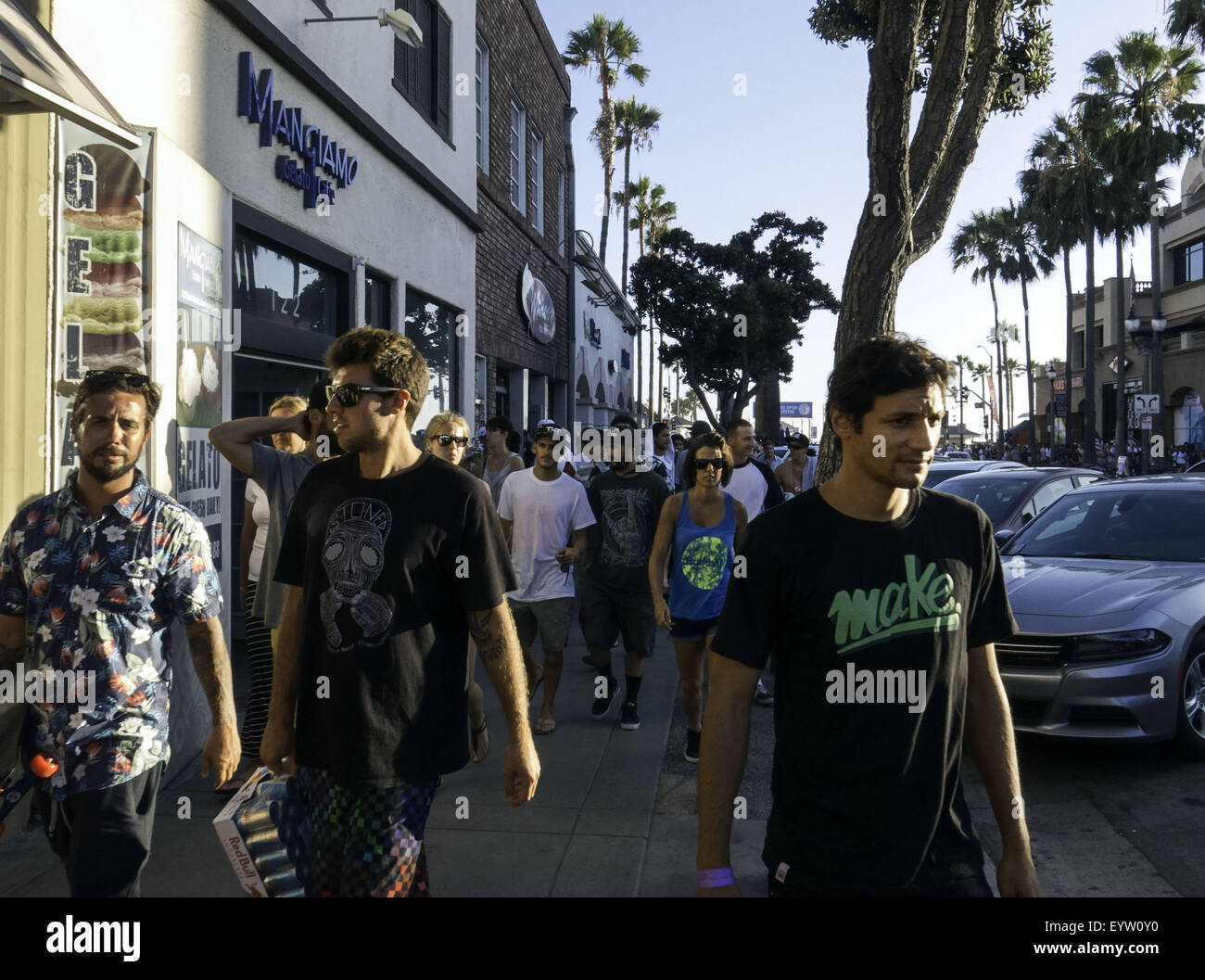 Huntington Beach, CA, Stati Uniti d'America. 1 agosto, 2015. Agosto 1, 2015 - Huntington Beach, California, Stati Uniti - Una mandria di persone a piedi lungo la strada principale, rendendo il loro modo di qualunque sia la prossima dopo i furgoni US Open di surf. La copertura della cultura che è attratta verso il 2015 furgoni US Open di surf. Immagine di credito: Sean DuFrene/ZUMAPRESS.com © Sean Dufrene/ZUMA filo/Alamy Live News Foto Stock