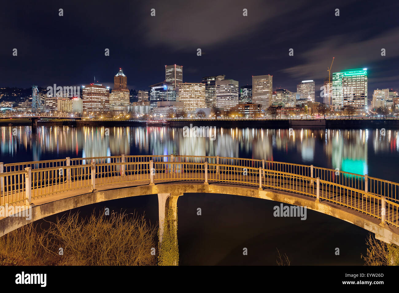 Portland Oregon downtown skyline della città da un ponte pedonale lungo il fiume Willamette di notte Foto Stock