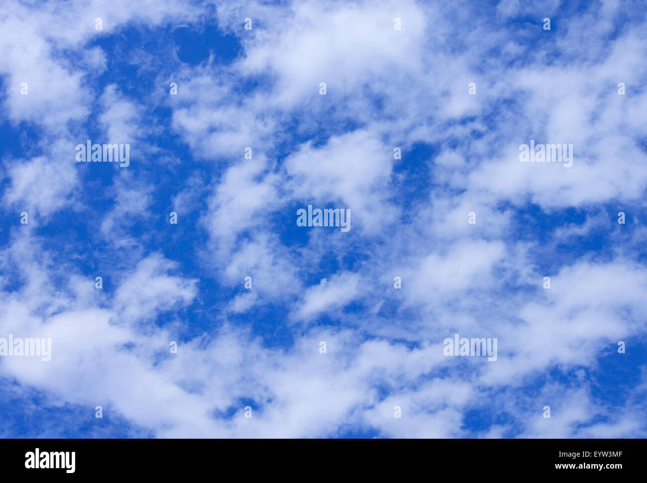 Vista sulle nuvole bianche in un cielo blu Foto Stock