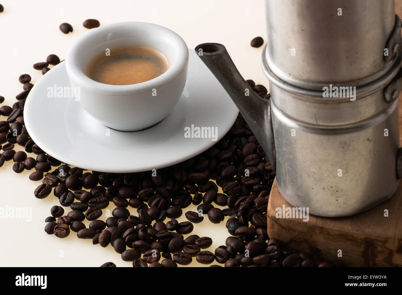 Tazza bianca con il vecchio caffè napoletano Foto Stock