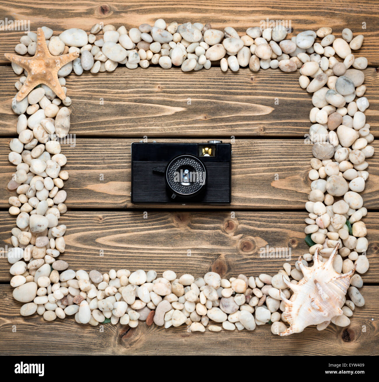 Il telaio da conchiglie di mare e pietre Foto Stock