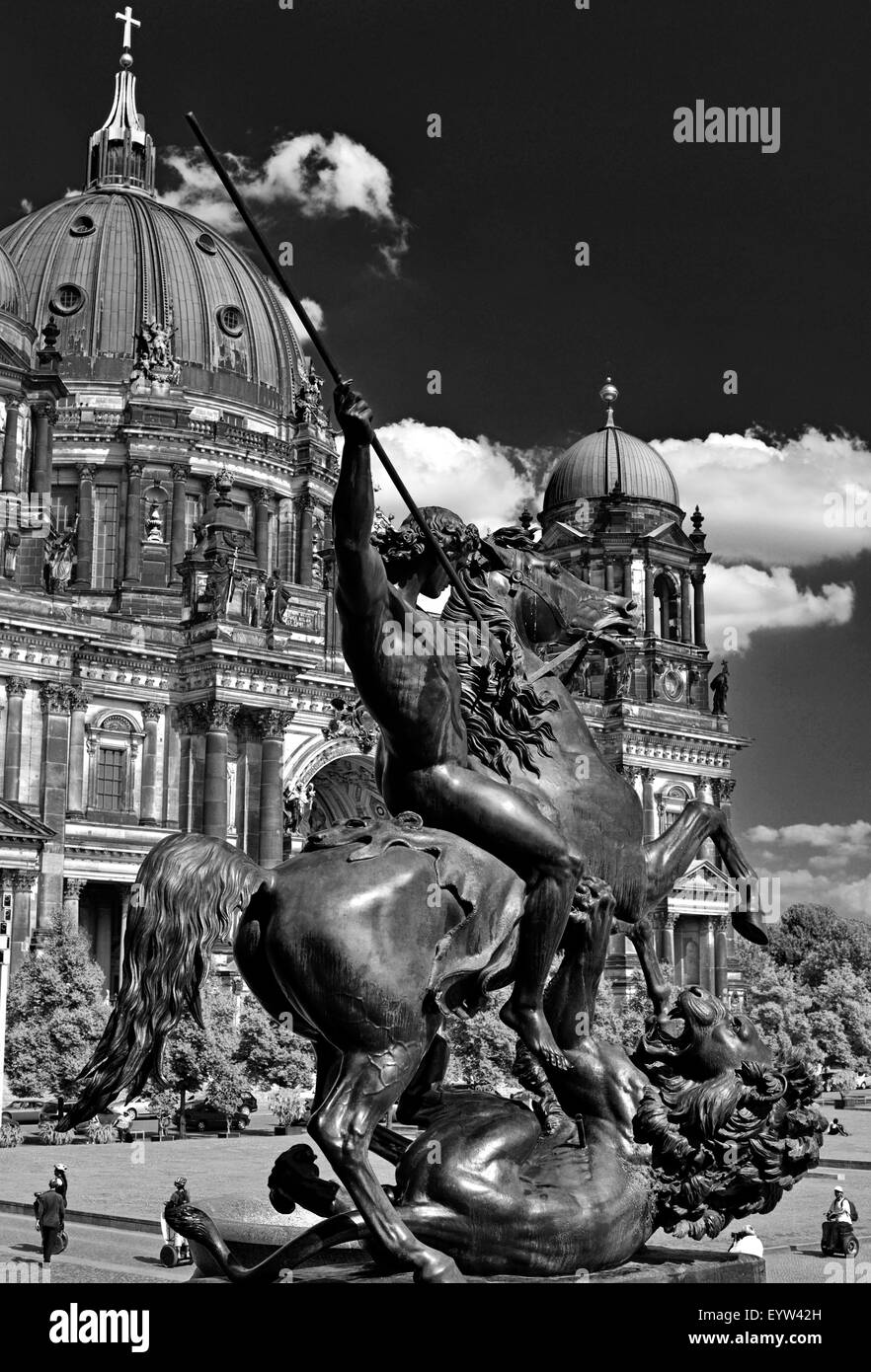 Germania Berlino: vista sul Duomo di Berlino con un 'Lion Fighter' nella parte anteriore Foto Stock