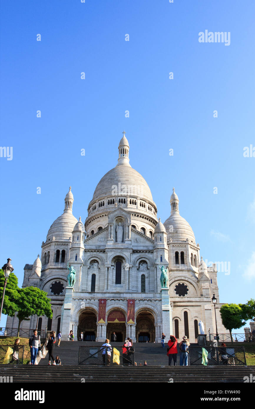 La Basilica del Sacré-Coeur, come si vede dalla base di Butte Montmartre. Foto Stock