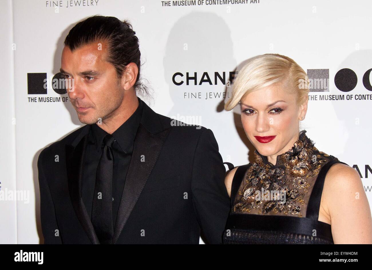 Musicista Gavin Rossdale e sua moglie, cantante Gwen Stefani (indossando un abito chanel), frequentare il Museo di Arte Contemporanea - MOCA di gala annuale "l'artista museo del destino" a MOCA Grand Avenue a Los Angeles, Stati Uniti d'America, 13 novembre 2010. Foto: Hubert Boesl Foto Stock