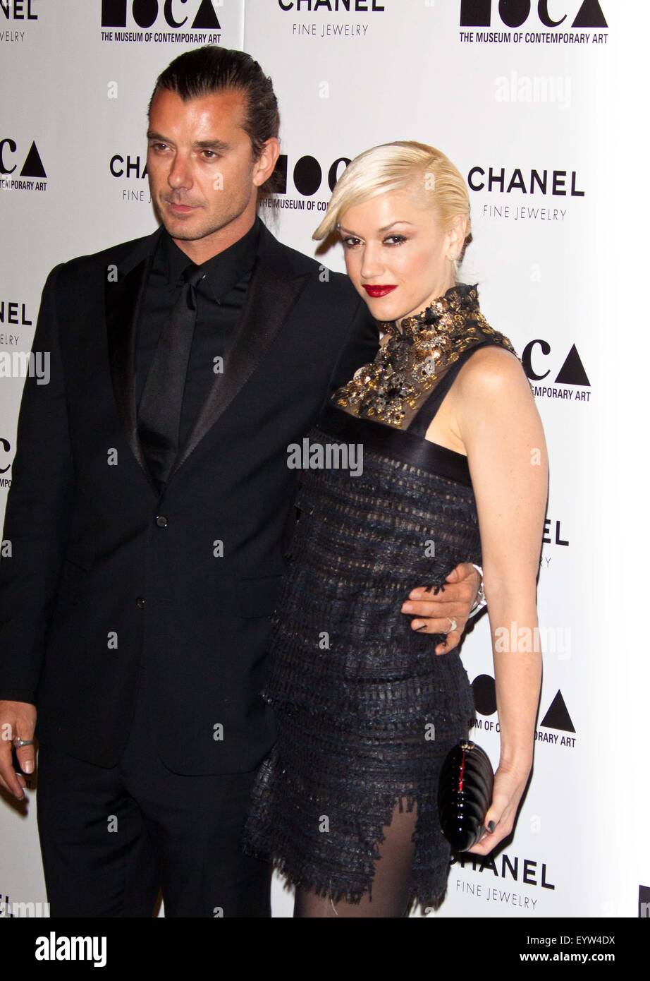 Musicista Gavin Rossdale e sua moglie, cantante Gwen Stefani (indossando un abito chanel), frequentare il Museo di Arte Contemporanea - MOCA di gala annuale "l'artista museo del destino" a MOCA Grand Avenue a Los Angeles, Stati Uniti d'America, 13 novembre 2010. Foto: Hubert Boesl Foto Stock