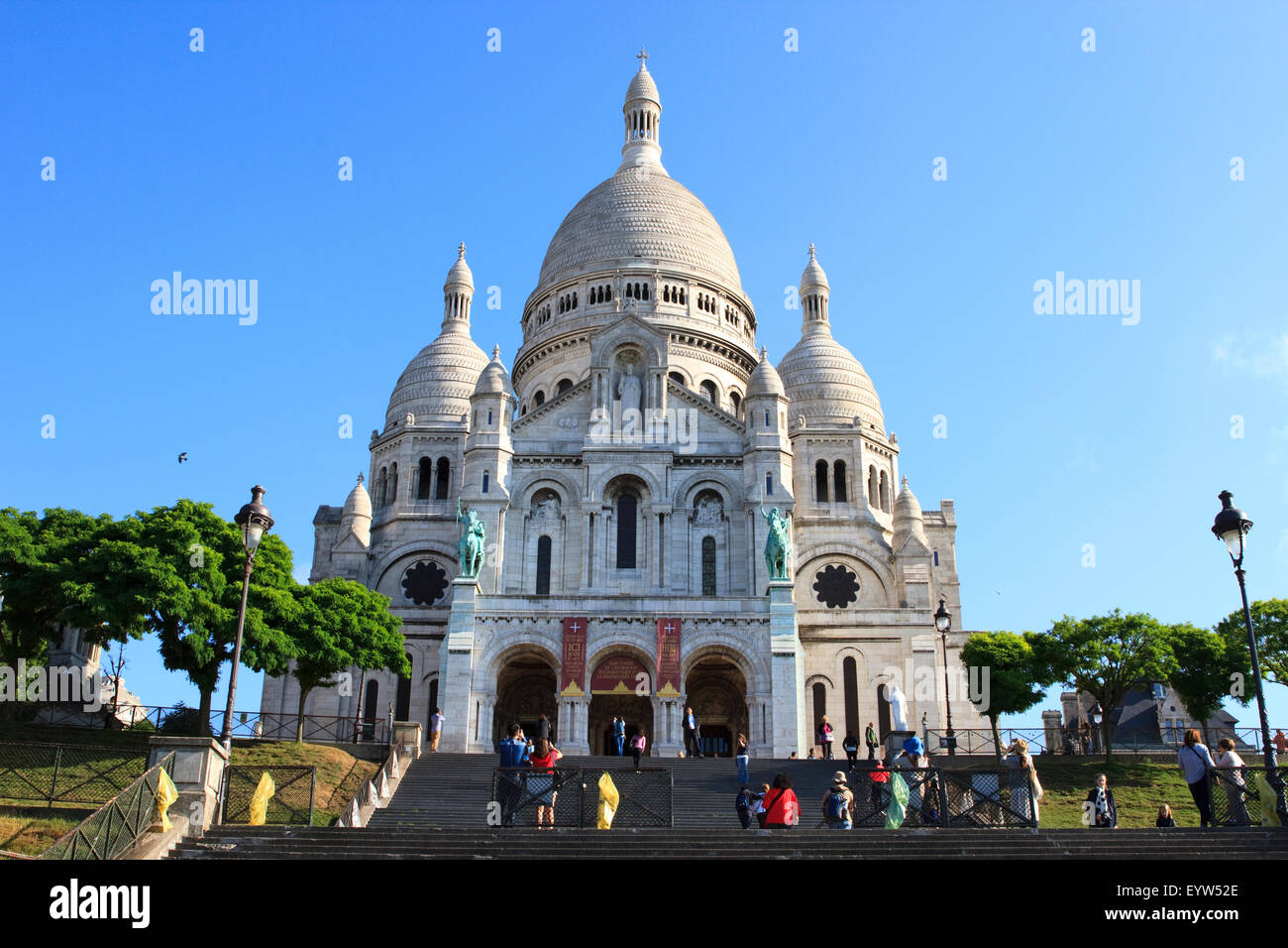 La Basilica del Sacré-Coeur, come si vede dalla base di Butte Montmartre. Foto Stock