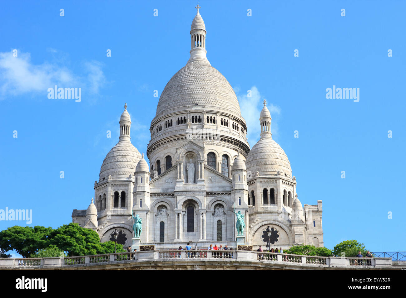 La Basilica del Sacré-Coeur, come si vede dalla base di Butte Montmartre. Foto Stock