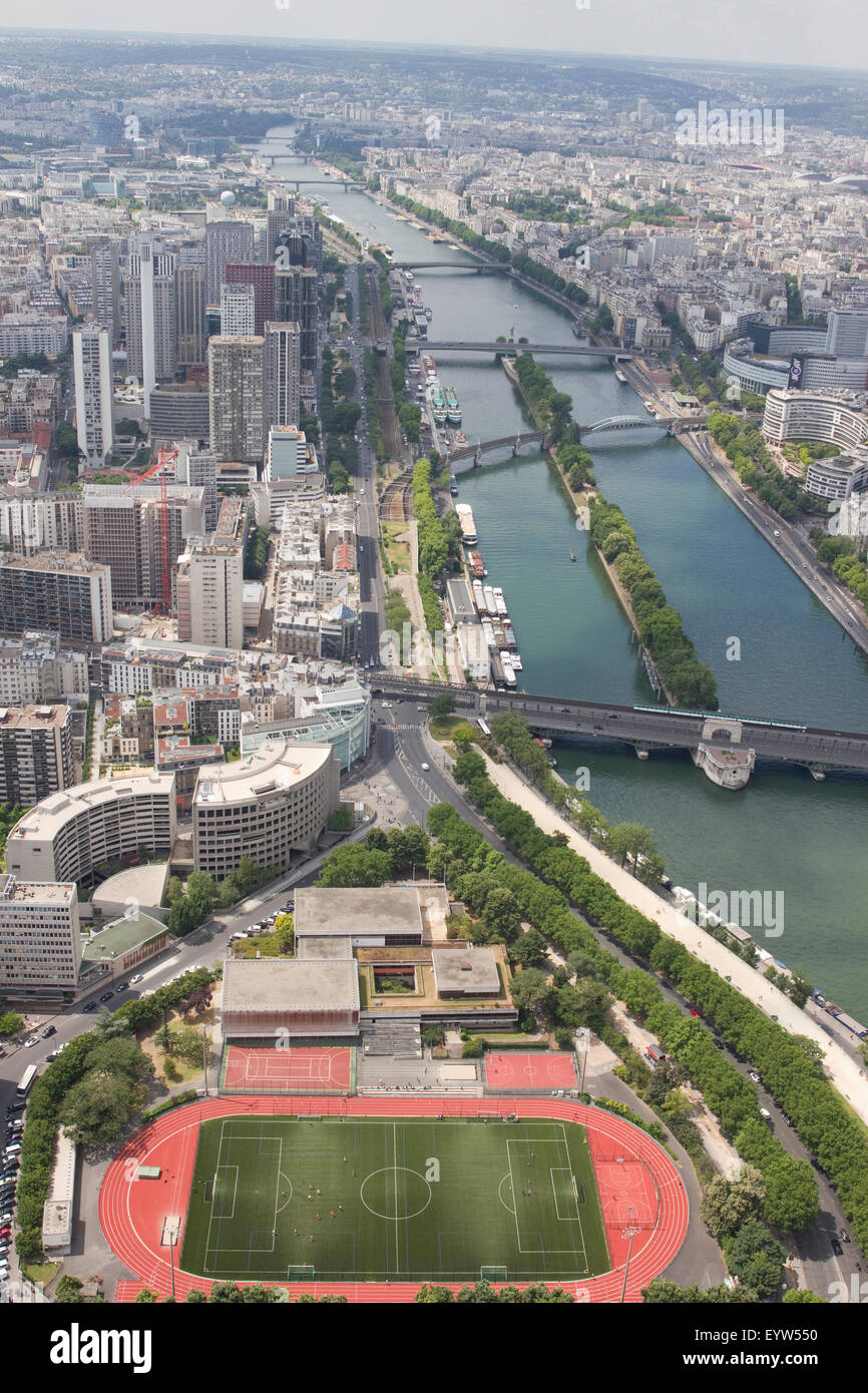 Vista dal piano superiore piattaforma di osservazione della Torre Eiffel che mostra il quindicesimo arrondissement di Parigi (Vaugirard). Foto Stock