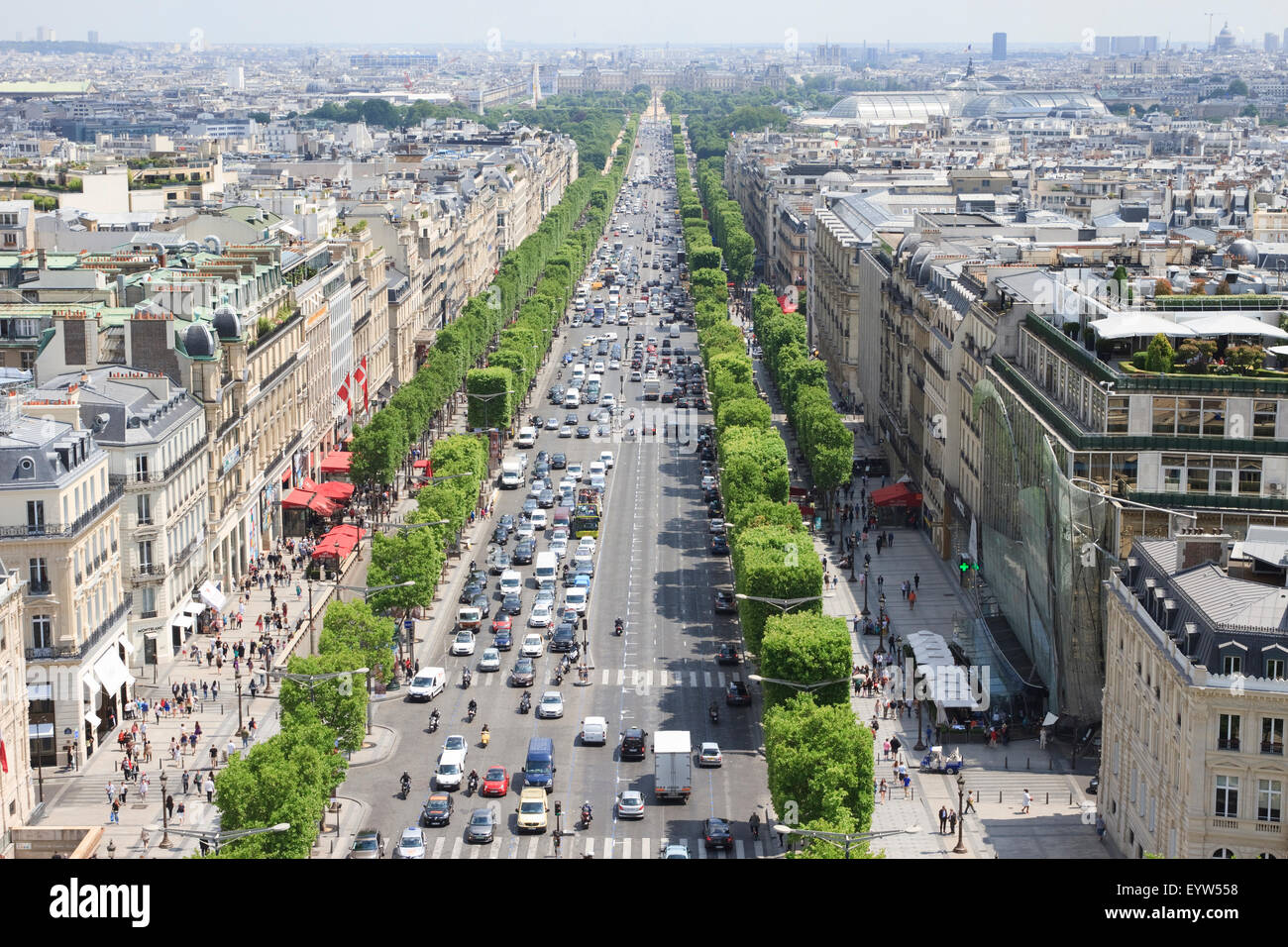 Avenue des Champs-Élysées come visto rom la piattaforma di osservazione del Arc de Triomphe de l Étoile a Parigi, Francia. Foto Stock