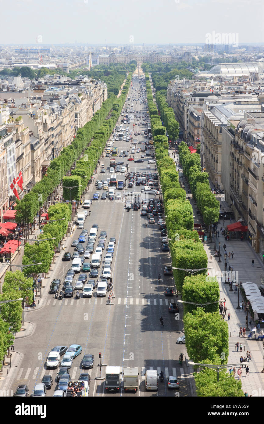 Avenue des Champs-Élysées come visto rom la piattaforma di osservazione del Arc de Triomphe de l Étoile a Parigi, Francia. Foto Stock