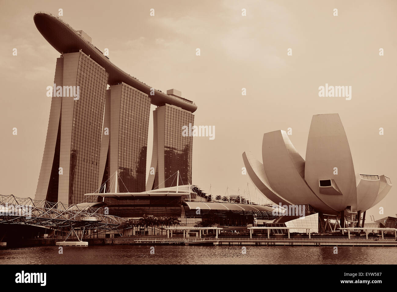 SINGAPORE - APR 5: Marina Bay sands hotel closeup il 5 aprile 2014 a Singapore. Si tratta di tutto il mondo più costoso edificio con Foto Stock