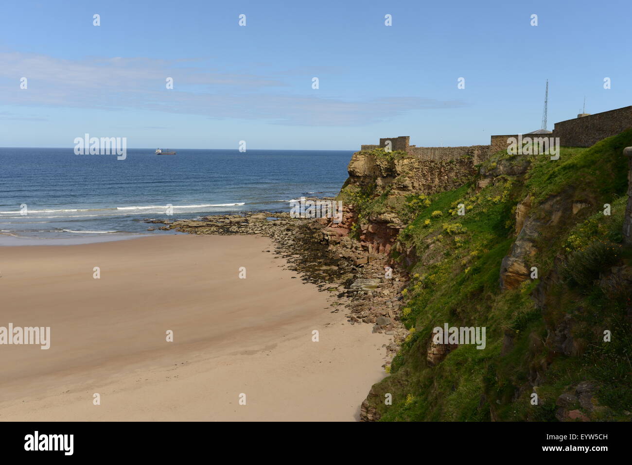 Tynemouth, Northumberland, Regno Unito, faro, pier, priorato di Tynemouth e castello Foto Stock