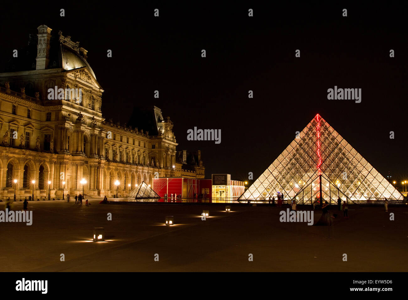 Pavillon Denon del Palazzo del Louvre (Palais du Louvre e la Piramide del Louvre (Pyramide du Louvre). Foto Stock