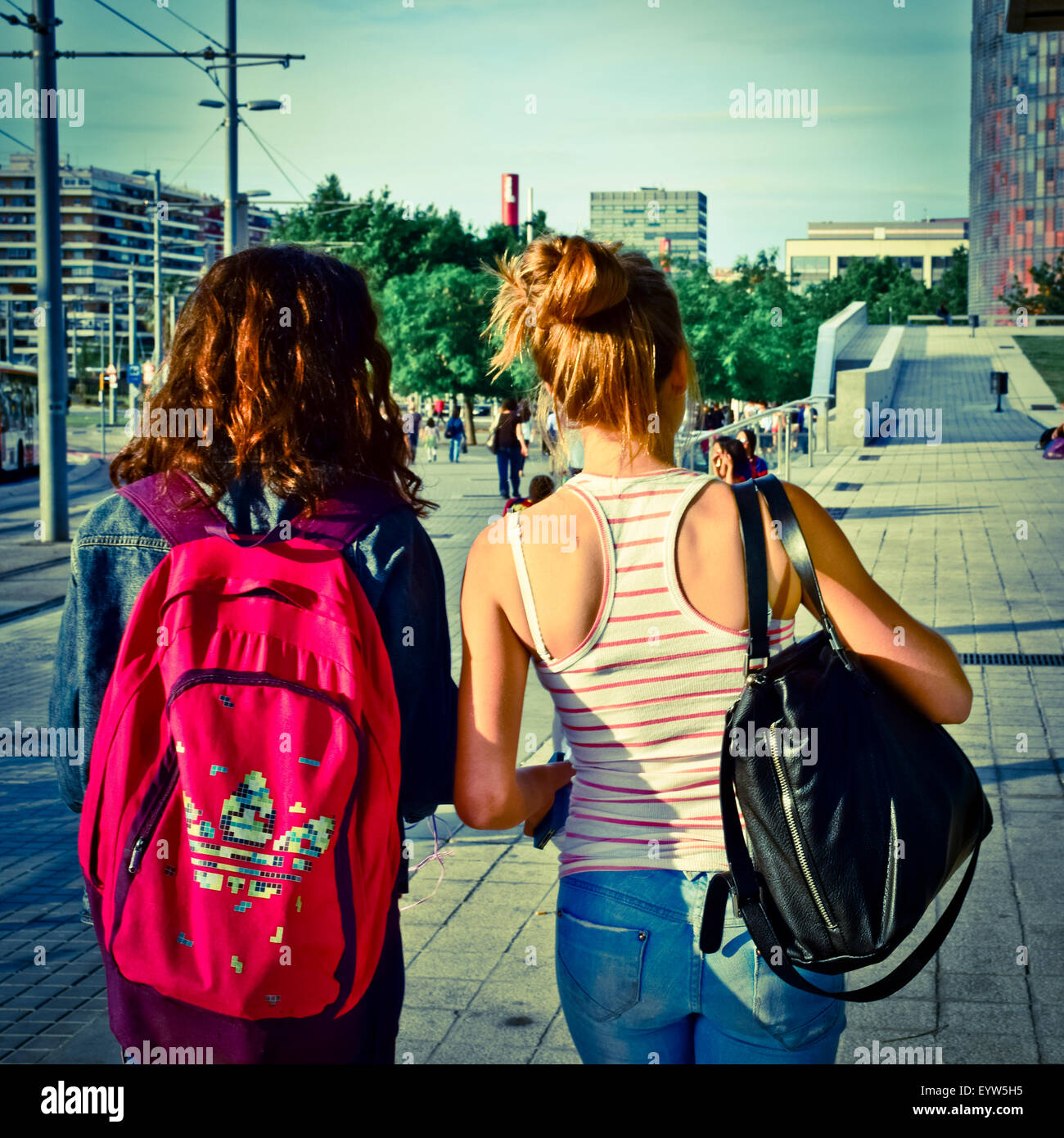 Due ragazze adolescenti a piedi dalla Piazza Glories. Barcellona, in Catalogna, Spagna. Foto Stock