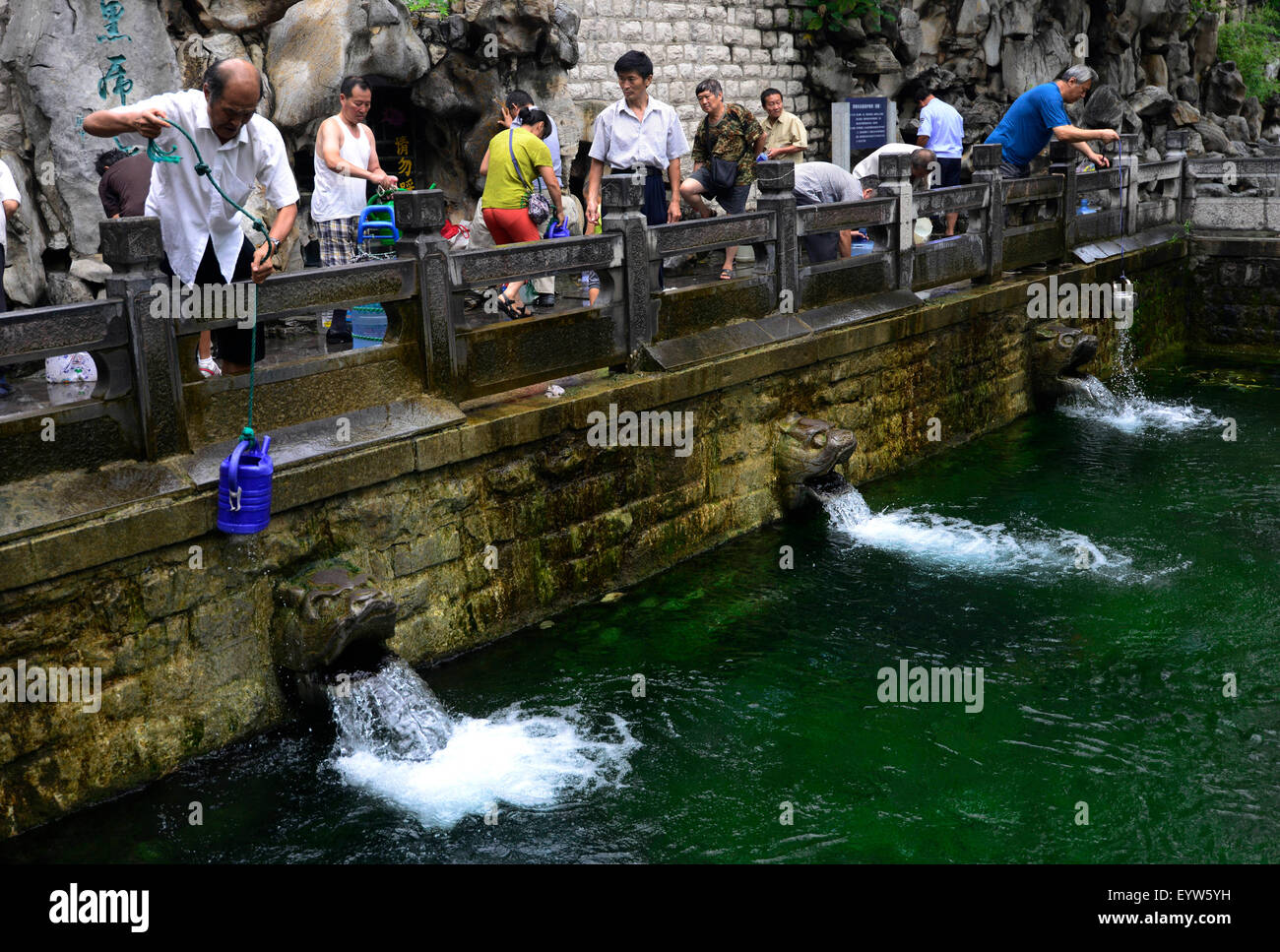 Pechino, Cina Shandong. Il 4° agosto 2015. La gente ottenere acqua a molla Heihu di Jinan, a est della capitale cinese della provincia dello Shandong, e il Agosto 4, 2015. I livelli di acqua della città famosa Baotu molla e molla Heihu luogo da 12 cm e 11 cm rispettivamente il martedì a causa di frequenti piogge. © Zhao Xiaoming/Xinhua/Alamy Live News Foto Stock