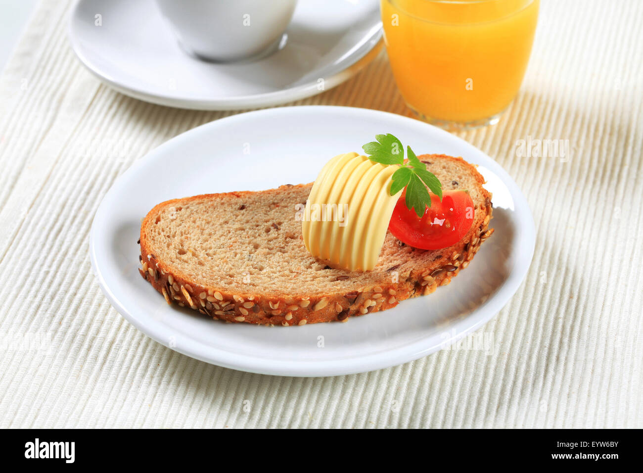 Pane con burro, tazza di tè e caffè e succo d'arancia - still life Foto Stock