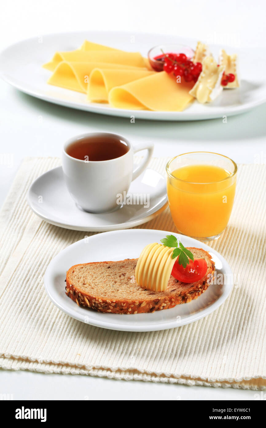 Pane con burro, tazza di tè e caffè e succo d'arancia - still life Foto Stock
