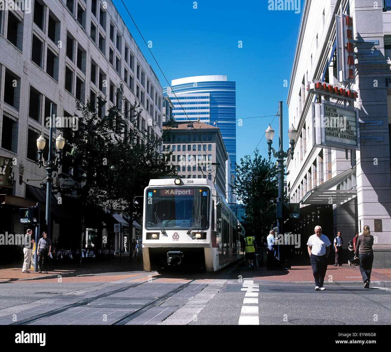 Portland Tri-Met tram, a sud-ovest la Terza Avenue nel centro di Portland, Oregon, Stati Uniti d'America. Foto Stock