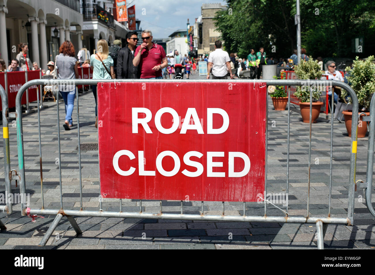 Una "Strada chiusa" segno alla fine di una nuova strada nel centro città di Brighton. Foto Stock