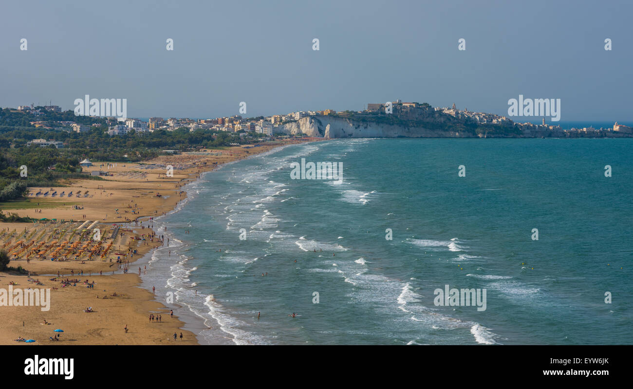 Panorama della spiaggia di Vieste e Gargano Parco naturale, Puglia, Italia Foto Stock