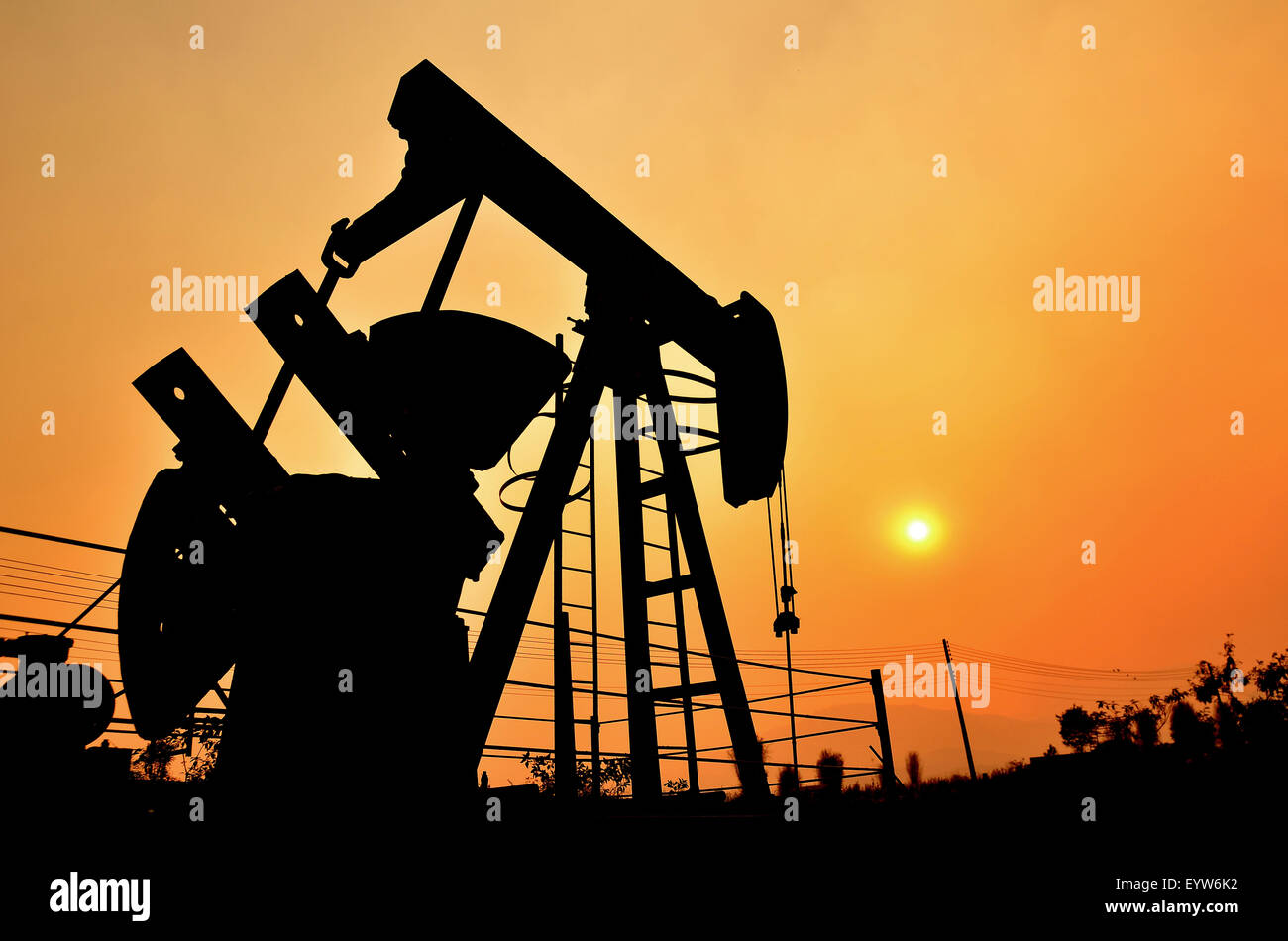 Vecchio pumpjack di pompaggio del greggio dal pozzo petrolifero Foto Stock