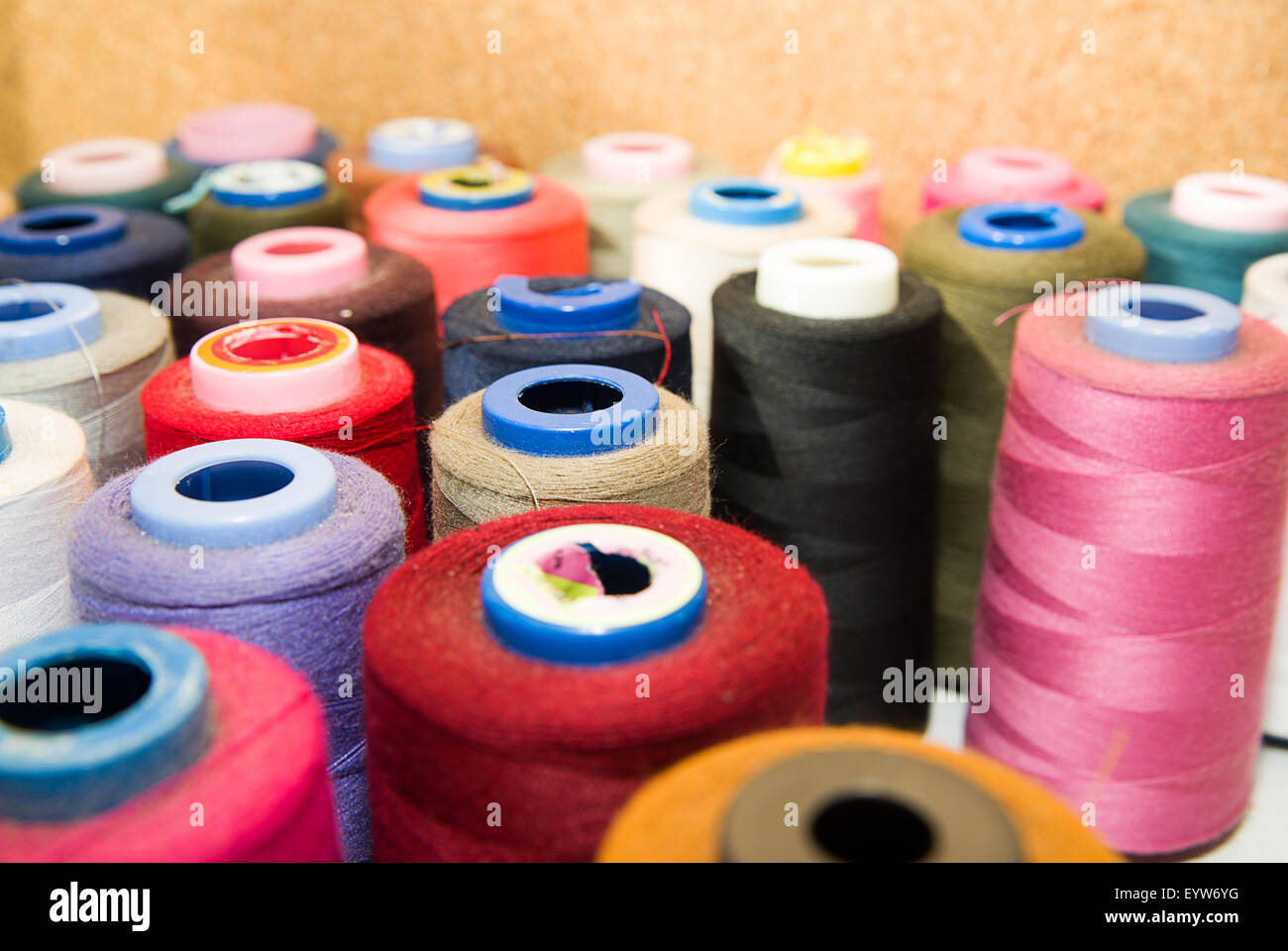 Molti di bobine di fili colorati in piedi sulla tavola Foto Stock