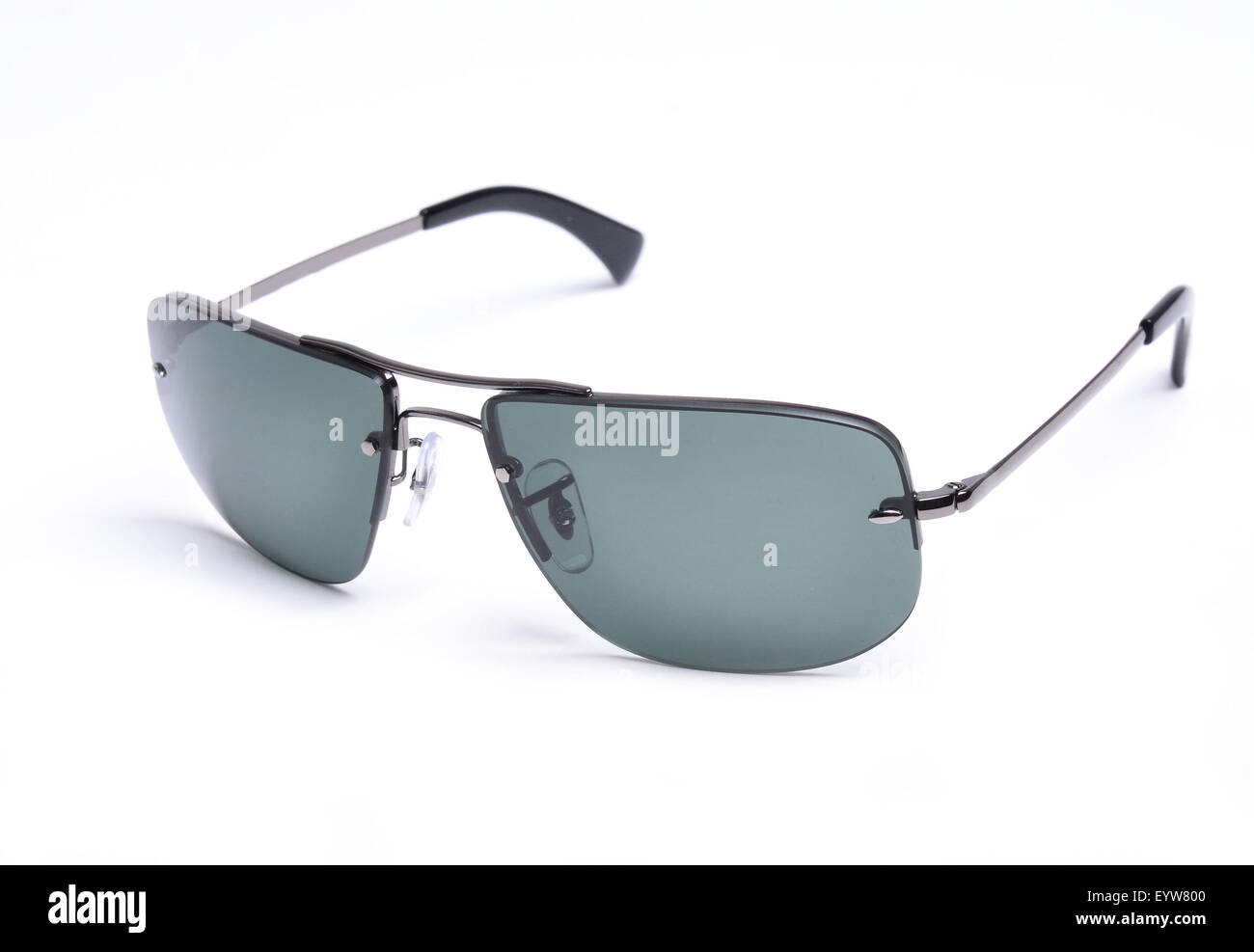 Occhiali da sole isolato su sfondo bianco Foto Stock