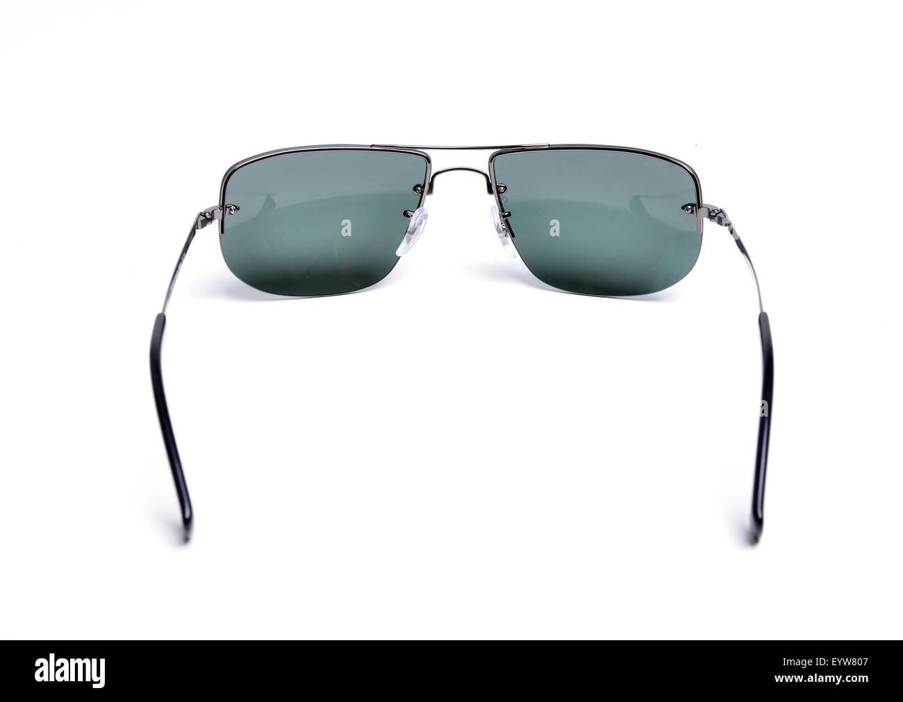Occhiali da sole isolato su sfondo bianco Foto Stock