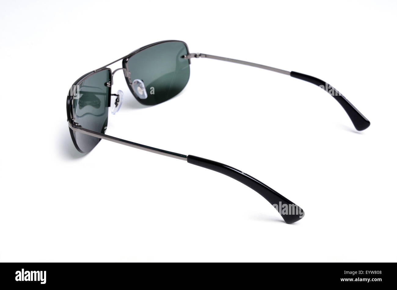 Occhiali da sole isolato su sfondo bianco Foto Stock