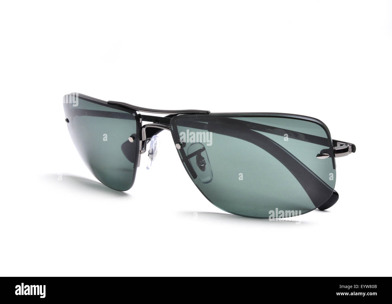 Occhiali da sole isolato su sfondo bianco Foto Stock