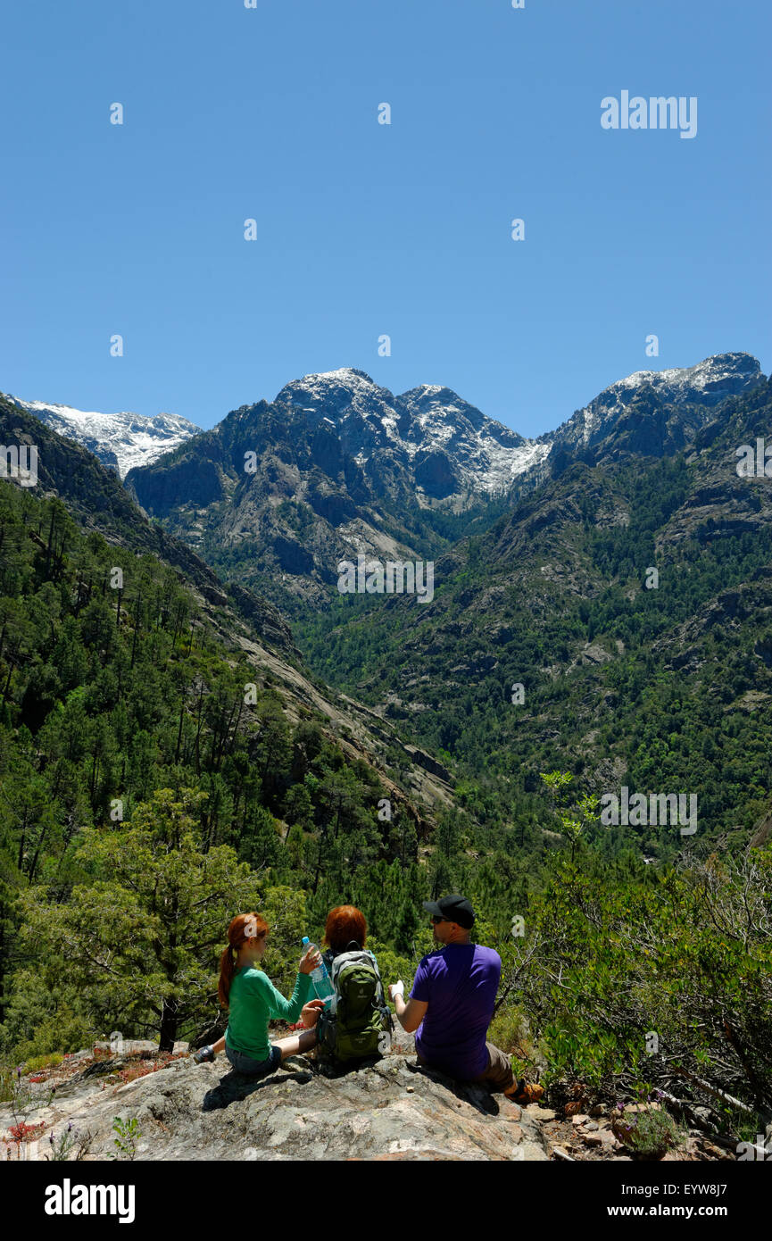 Appoggio di fronte alla Punta Pisciaghia, escursionisti sulla Cirque de Bonifatu a lunga distanza trail Tra Mare e Monti, GR20 Foto Stock