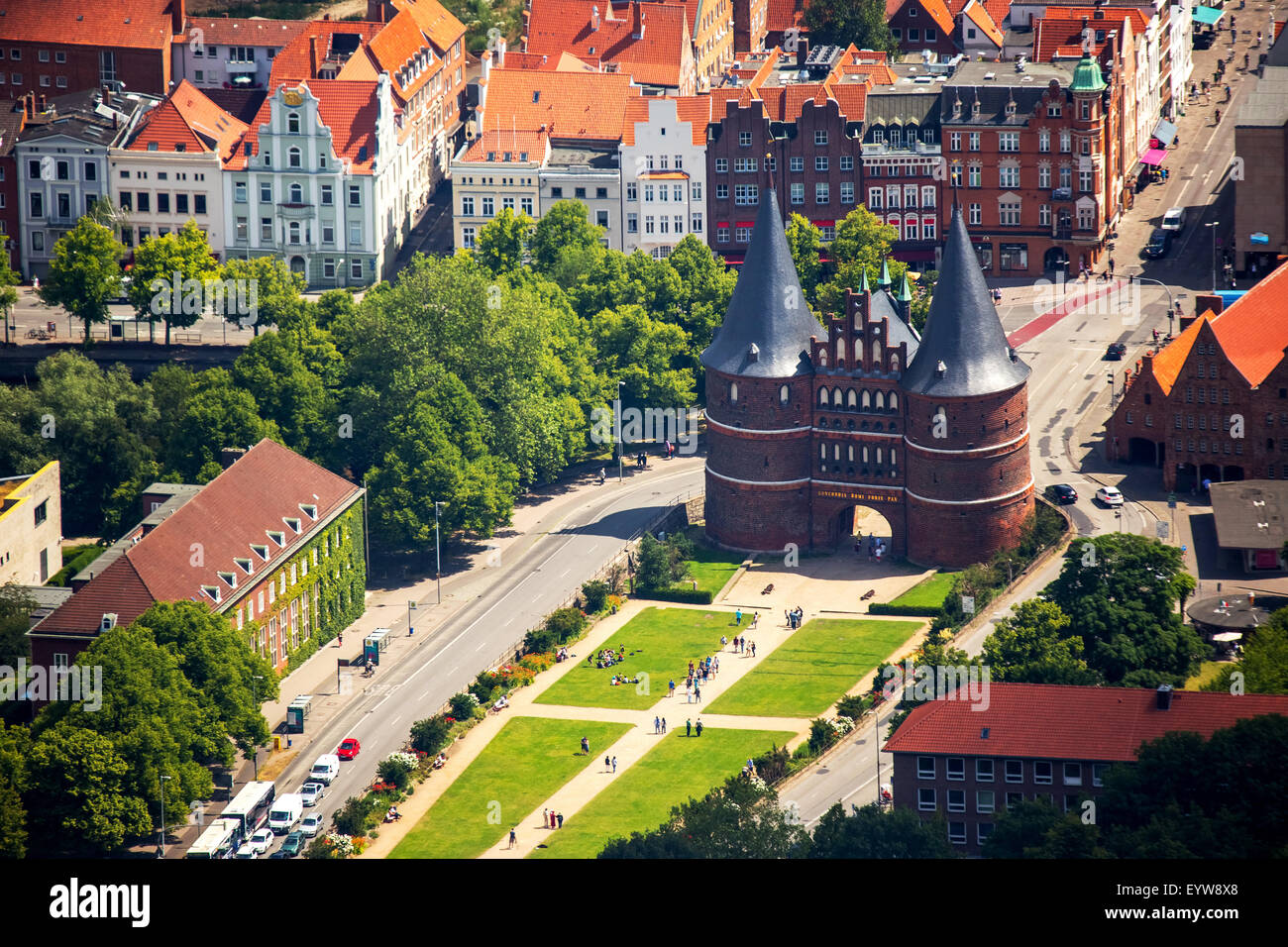 Holsten Gate, tardo gotici della porta della città, punto di riferimento di Lübeck, Baia di Lubecca, Lubecca, Schleswig-Holstein, Germania Foto Stock Holsten Gate, tardo gotici della porta della città, punto di riferimento di Lübeck, Baia di Lubecca, Lubecca, Schleswig-Holstein, Germania Foto Stock