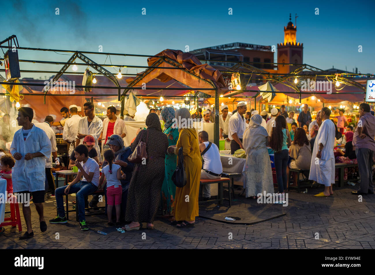 Persone a banchi di cibo, Djemaa el Fna, sito Patrimonio Mondiale dell'UNESCO, Marrakech, Marocco Foto Stock