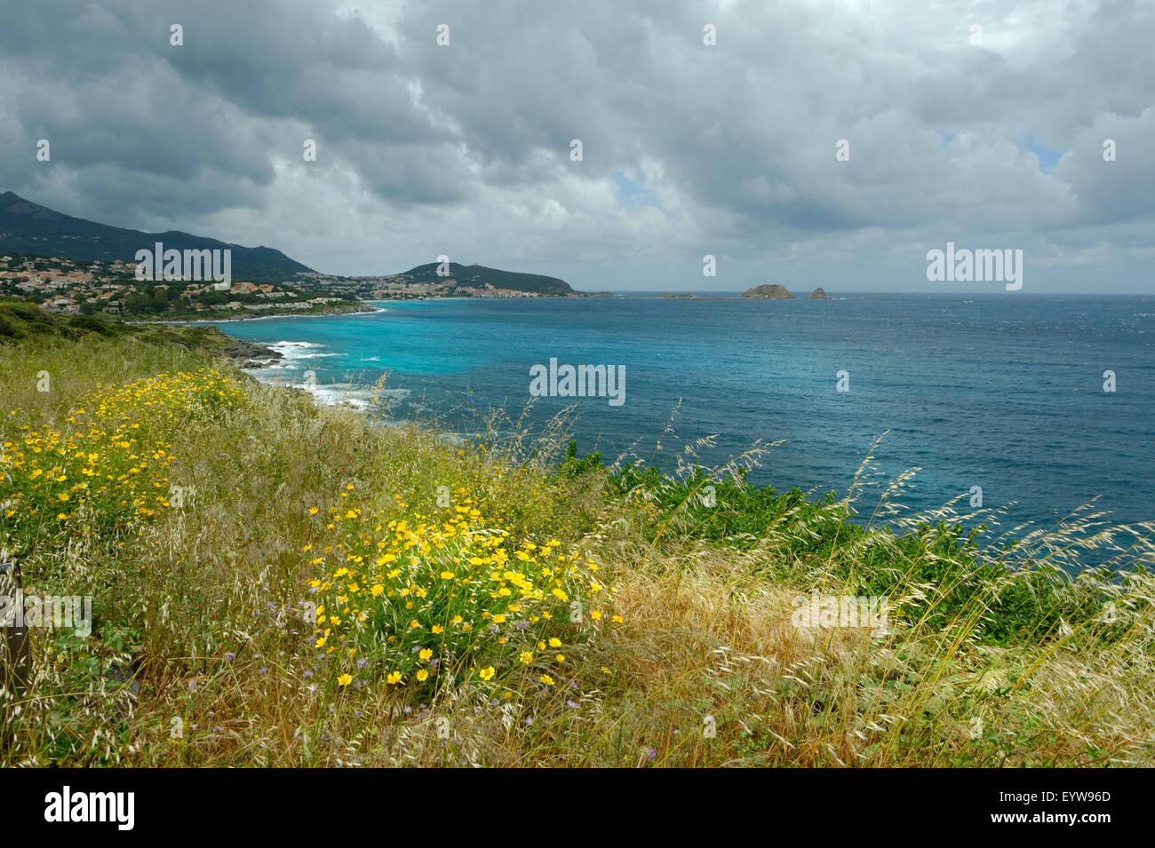 L&#39;Ile-Rousse con pioggia nuvole, costa nord, Haute-Corse, Corsica, Francia Foto Stock