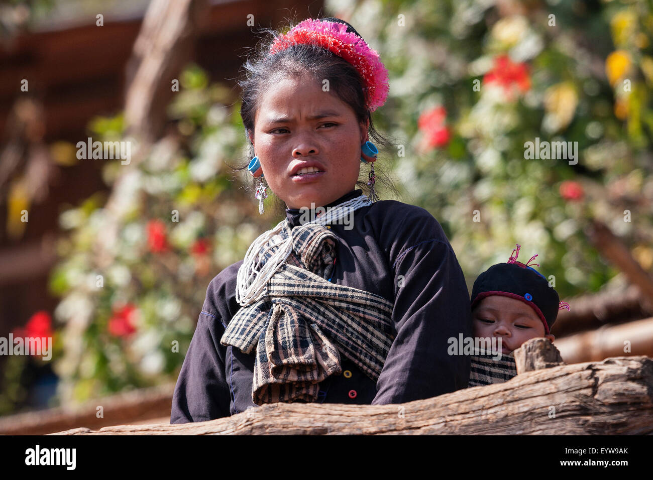 Nativo di giovane donna con bambina in tipico abbigliamento, copricapo e  gioielli dalle tribù di Ann in un villaggio di montagna al Pin Foto stock -  Alamy
