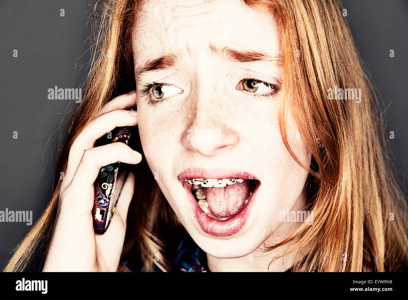 Adolescente sul telefono cellulare, smartphone, guardando sorpreso Foto Stock