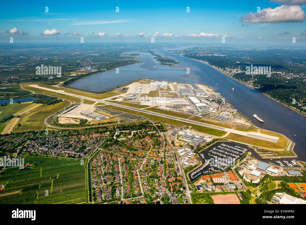 Pista e capannoni di produzione della Airbus aeroporto, Finkenwerder, Amburgo, Germania aeroporto Foto Stock