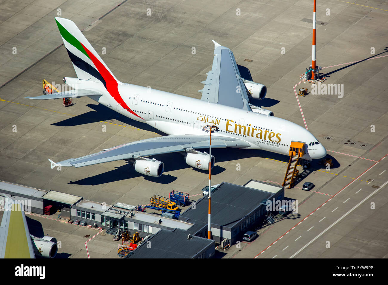 Airbus A380 di Emirates prima del completamento su asfalto, Finkenwerder aeroporto, Amburgo, Germania Foto Stock