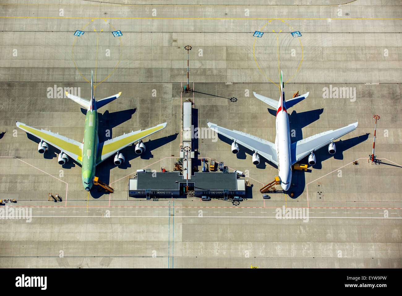 Airbus A380 di Emirates prima del completamento su asfalto, Finkenwerder aeroporto, Amburgo, Germania Foto Stock