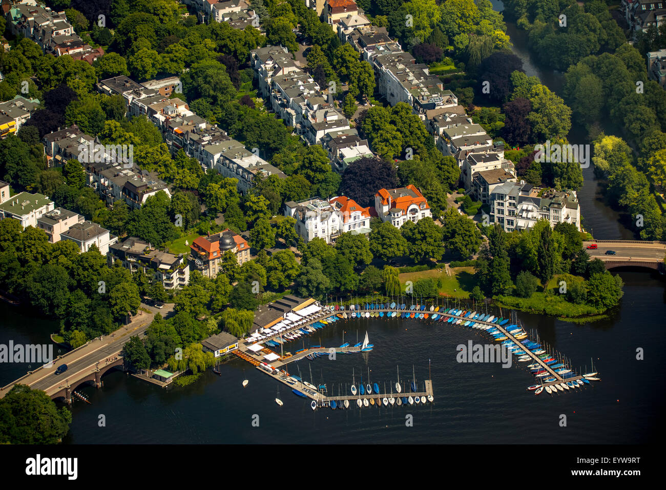 Außenalster o esterno Lago Alster con esclusiva area residenziale e Marina Fernsicht, Alster pier Bobby Reich, Amburgo Foto Stock