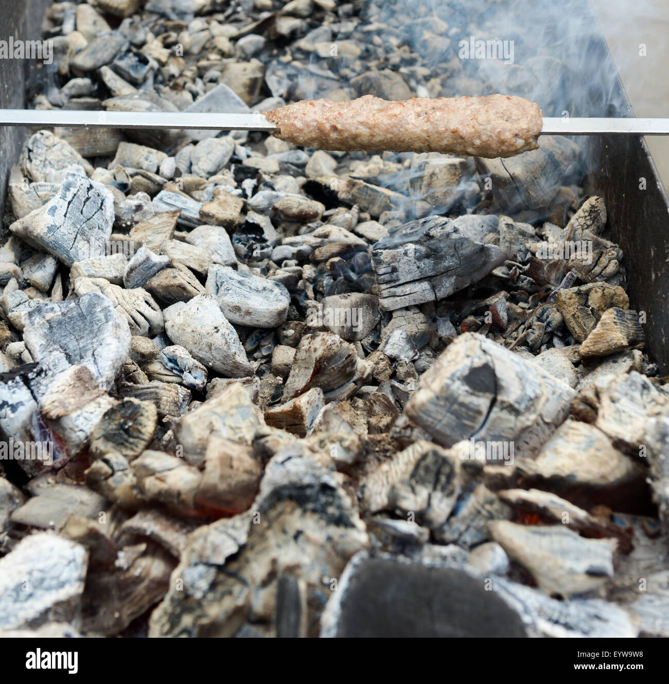 La cottura della carne in cottura a vapore caldo carboni Foto Stock