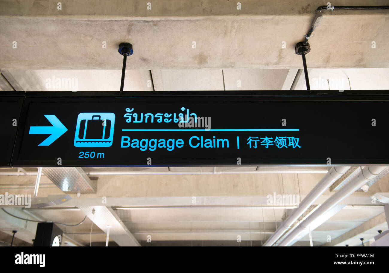 Il reclamo bagagli sign in aeroporto Foto Stock