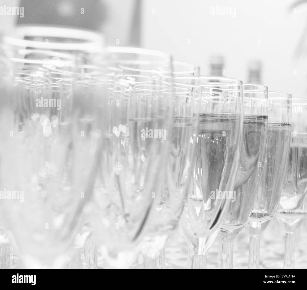 Pulire i bicchieri di champagne sul tavolo Foto Stock