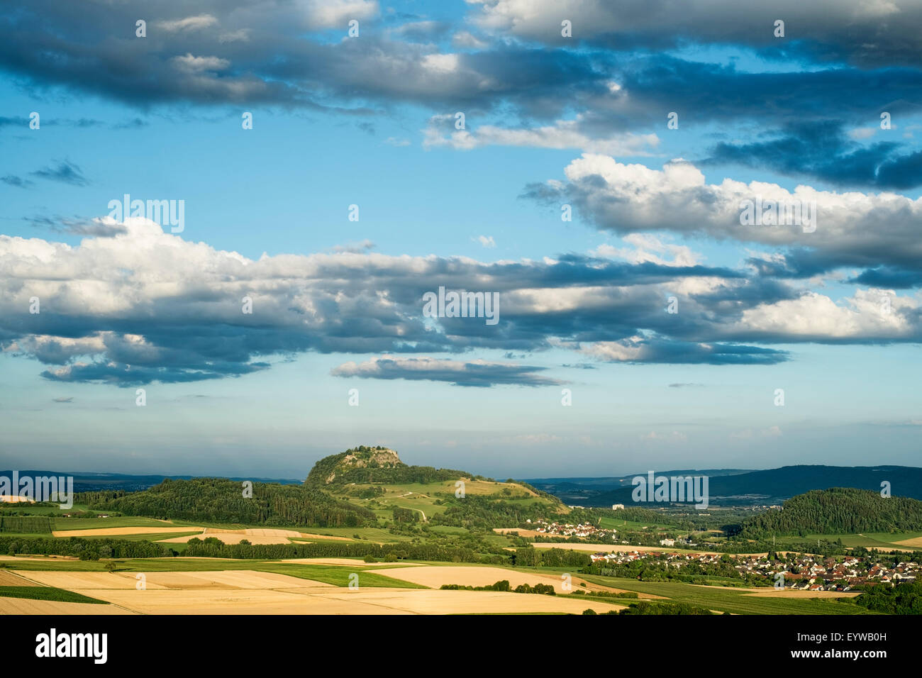 Moody illuminazione nella Hegau, Hohentwiel nella distanza, distretto di Konstanz, Baden-Württemberg, Germania Foto Stock