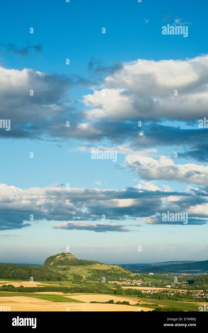 Moody illuminazione nella Hegau, Hohentwiel nella distanza, distretto di Konstanz, Baden-Württemberg, Germania Foto Stock