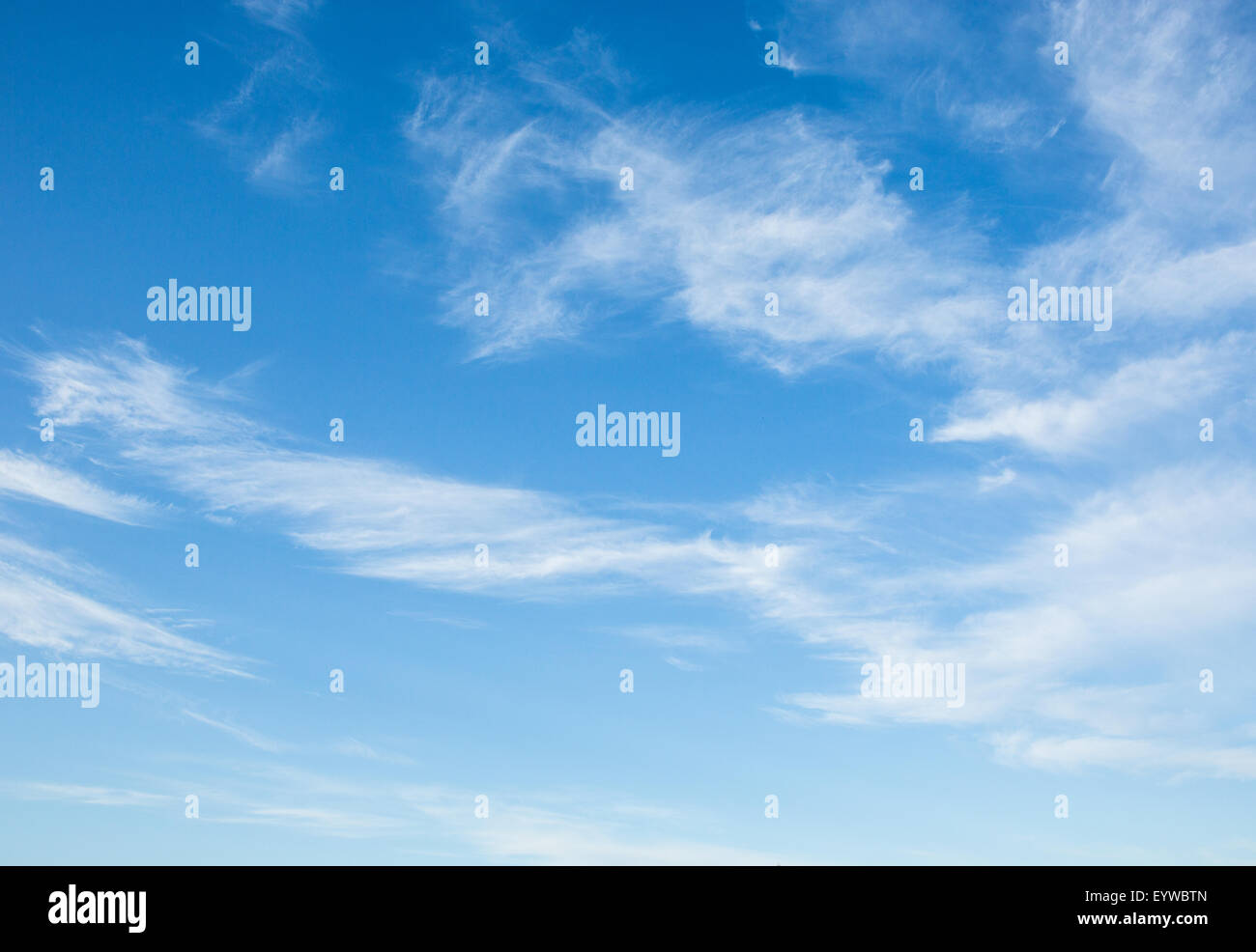 Bianchi e soffici nuvole nel cielo blu Foto Stock