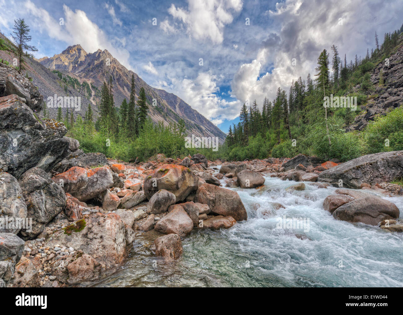 Fiume di montagna in Siberia Orientale. Alpi Tunka. La Repubblica di Buryatia Foto Stock
