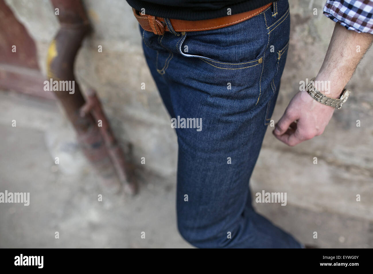 L'uomo vestito di jeans, un close-up shot Foto Stock