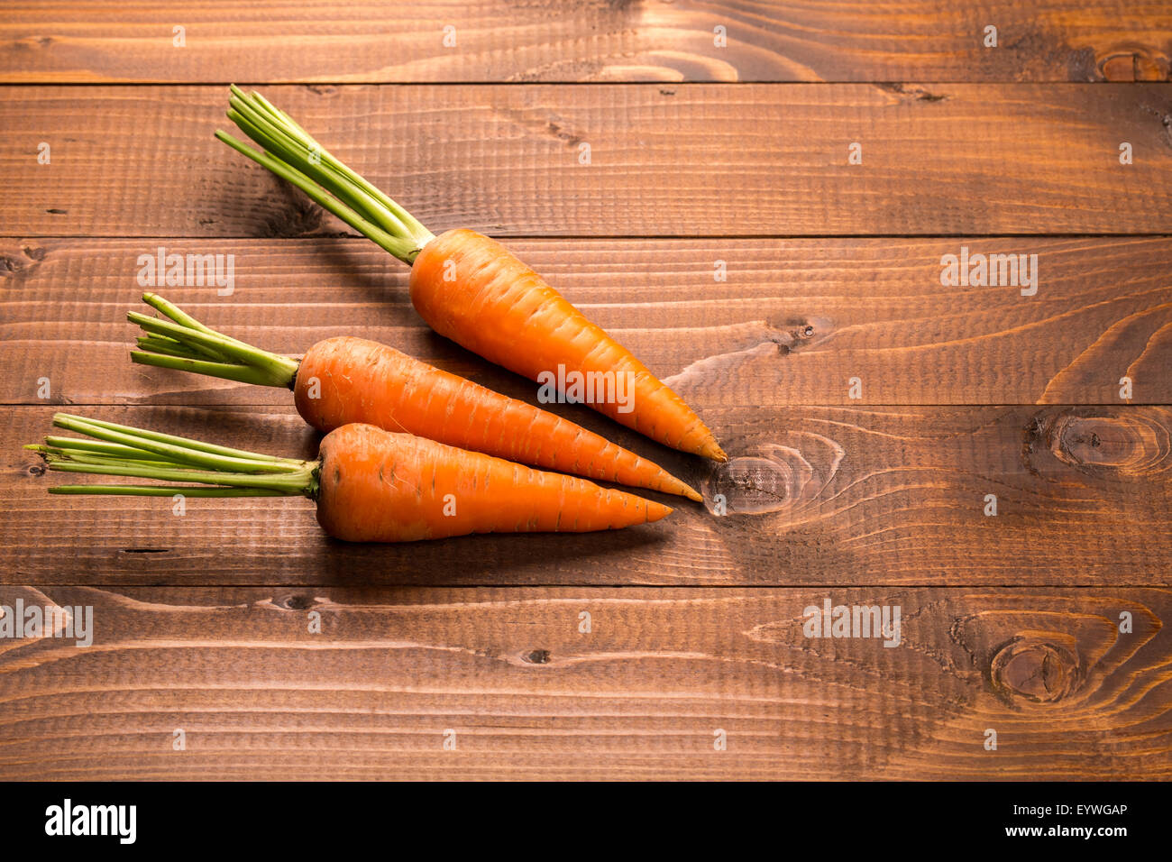 La carota su una tavola di legno Foto Stock