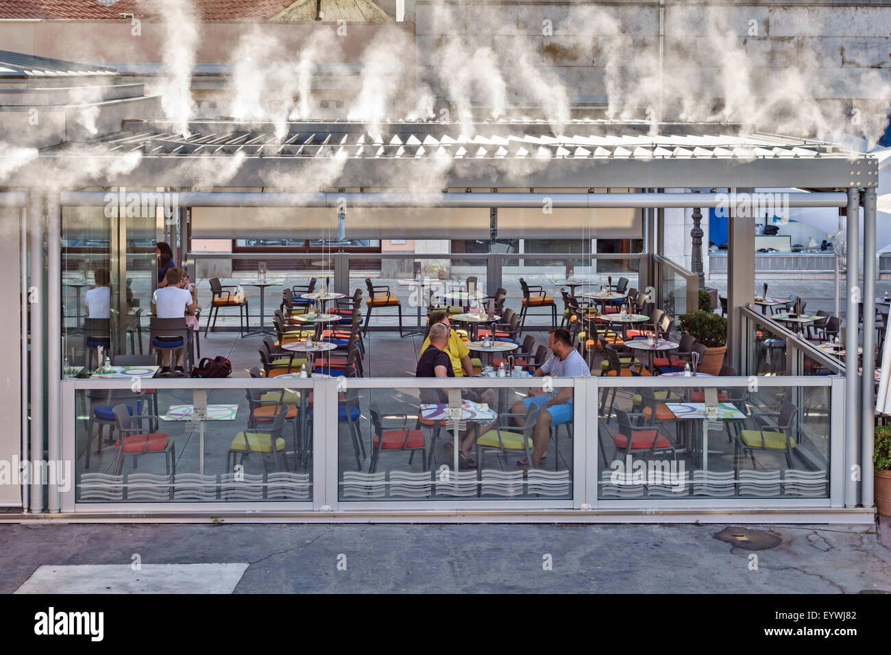 Pola, Croazia. Un ristorante all'aperto utilizzando una nebbia d'acqua sistema di raffreddamento in estate, quando 40 grado temperature non sono infrequenti Foto Stock